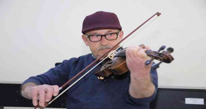 70 yaşında müziğe merak saldı