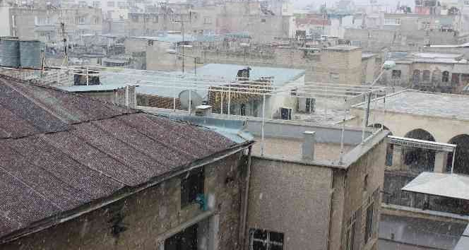 Suriye sınırında 2 yıl aradan sonra kar yağdı