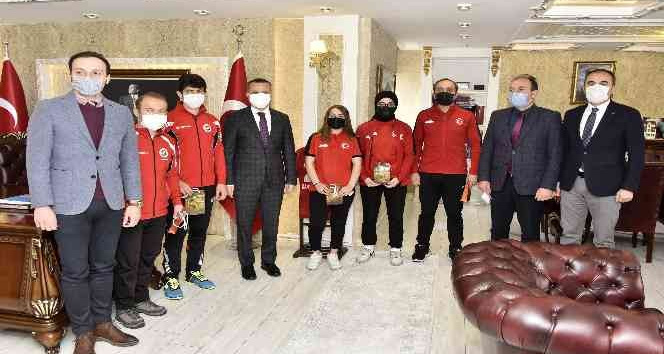 Vali Taşbilek başarılı sporcuları ödüllendirdi