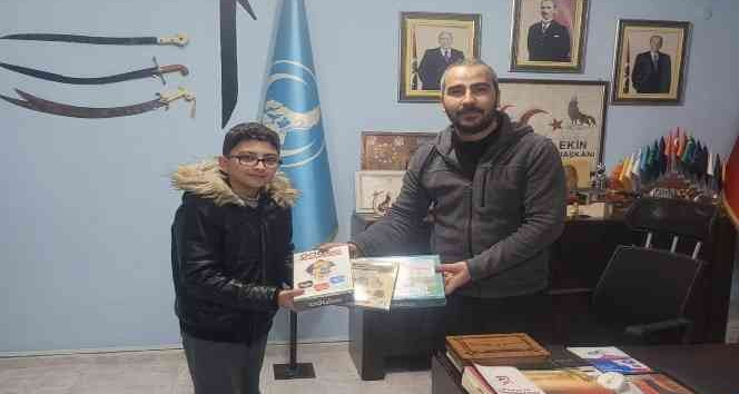 Siirt Ülkü Ocakları’ndan başarılı öğrenciye ödül