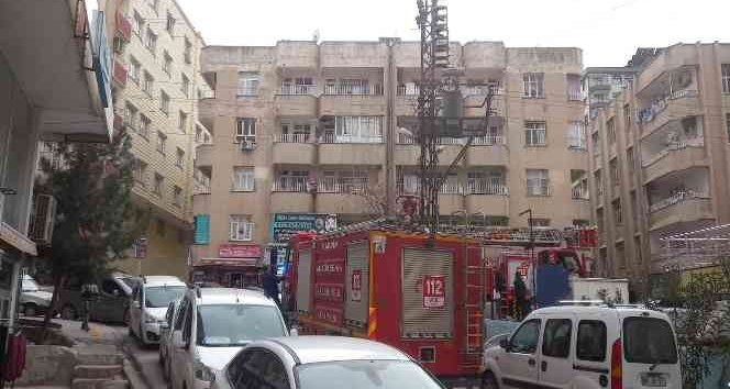 Mardin’de evde çıkan yangında yaşlı çift dumandan etkilendi