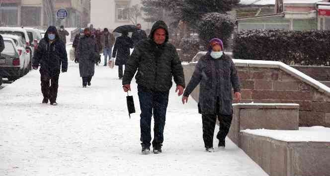 Yozgat’ta kar yağışı etkili oluyor