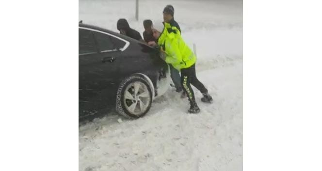 Tokat’ta tipiden dolayı yolda kalan araçlara polisler yardım etti