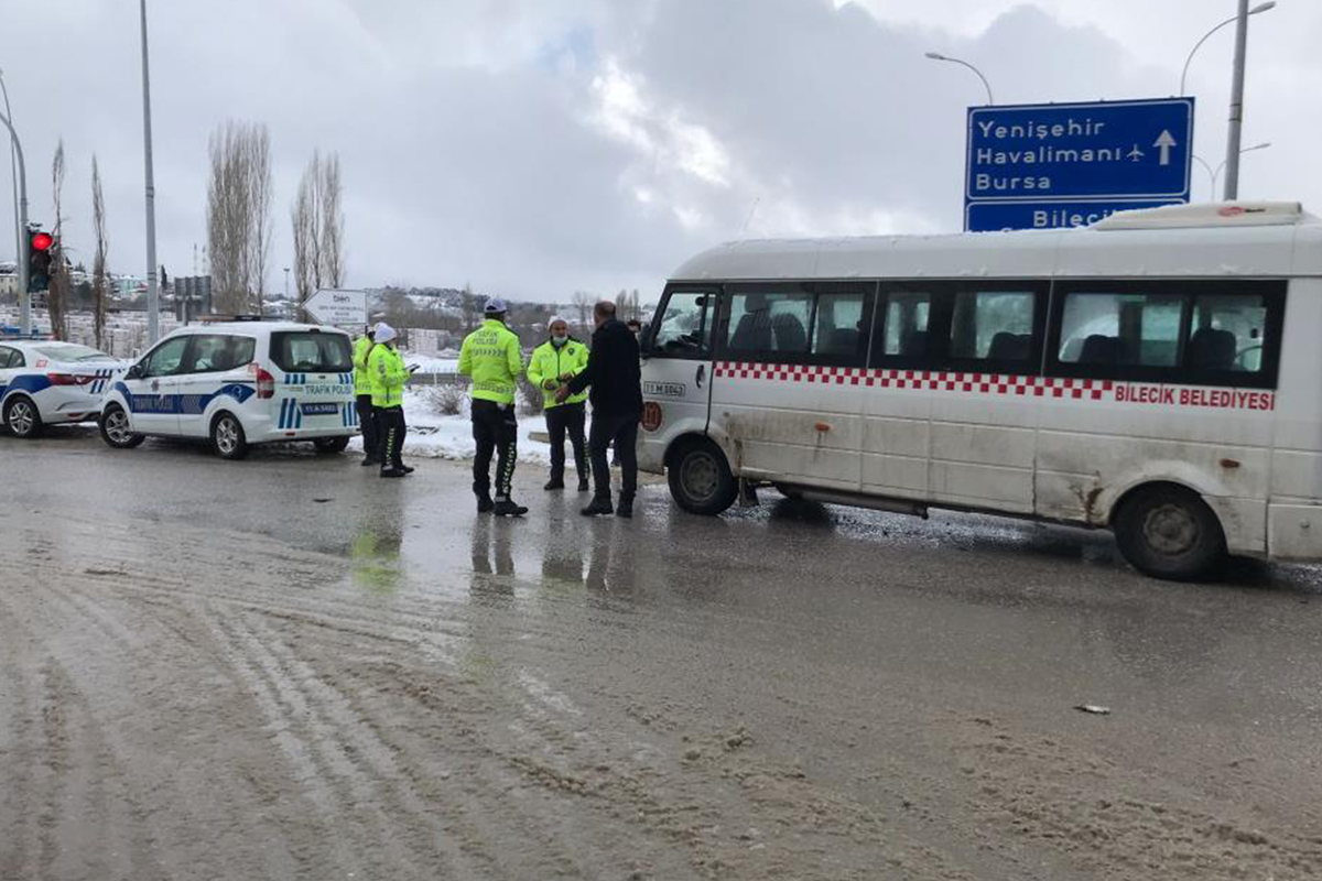Bilecik&#039;te yolcu minibüsü ile hafif ticari araç çarpıştı, 7 kişi yaralandı