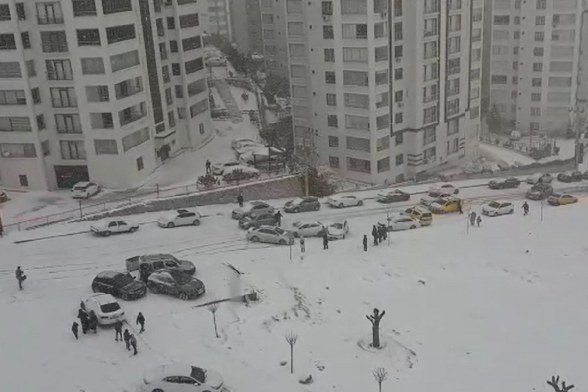 Elazığ&#039;da kar yağışı etkili oldu, rampada kayan araçlar birbirine çarptı