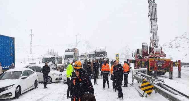 Tır devrildi, yol trafiğe kapatıldı