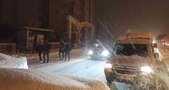 Adıyaman’da kar esareti: Kilometrelerce uzunluğunda araç kuyruğu