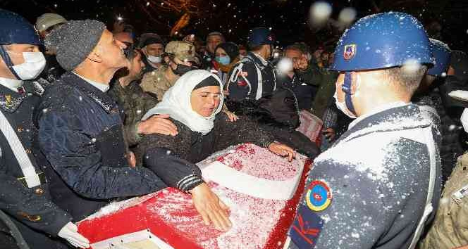 Yangında hayatını kaybeden uzman çavuş son yolculuğuna uğurlandı