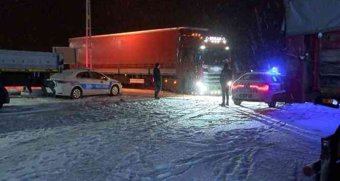Kar bastırdı, tır sürücüleri yolda kaldı