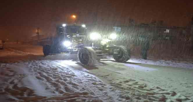 Gölbaşı Belediyesi yolları tuzluyor