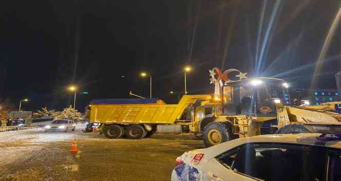 Kar yağışı kazalara neden oldu, vatandaşlar kazada yola akan mazotu bidonlarla kurtarmaya çalıştılar