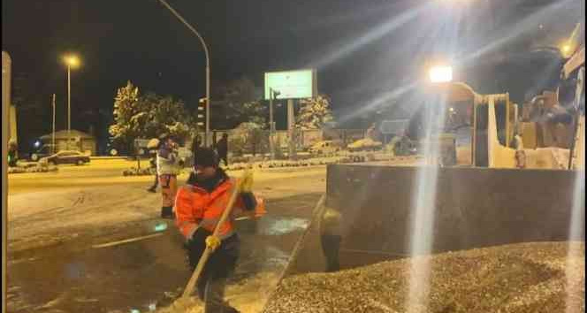 Karayolları ekipleri yolları açık tutmak için mücadele ediyor