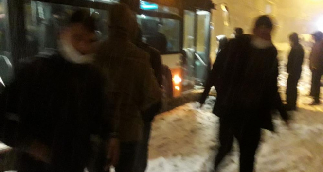 Gaziantepi kar vurdu: Vatandaşlar yolda küsurat araçlarda çevrili kaldı