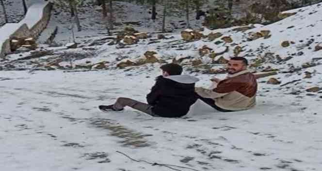 Kar üzerinde kayan genç tel örgüleri aşıp kanala düştü