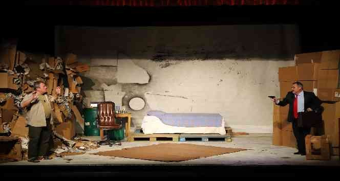 ‘Gece Boyunca’ adlı tiyatro oyunu Kartal’da sahnelendi