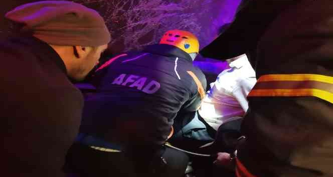 Bilecik’te yolcu otobüsü tıra arkadan çarptı, muavin araç içinde sıkıştı