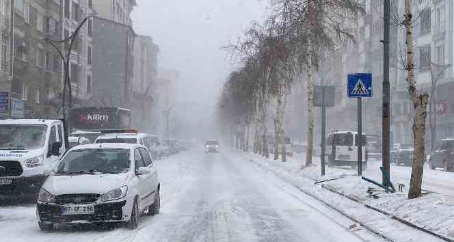 Tatvan’da yoğun kar yağışı