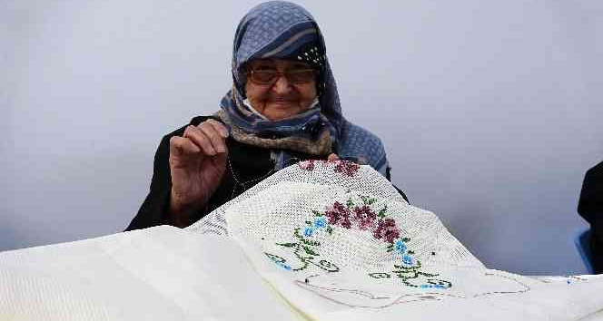 Cevriye nine gençlerin yapamadığını yapıyor, azmi ile örnek oluyor