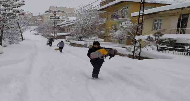 Yollar kapanınca hastalanan bebeği zabıta hastaneye ulaştırdı