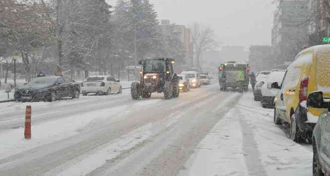 Kar yağışı Besni’de hayatı olumsuz etkiledi