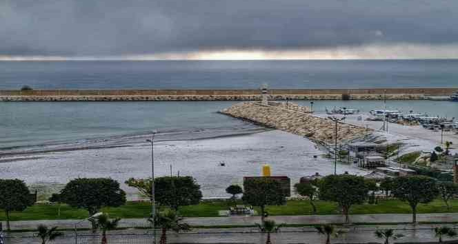 Mersin’in sahil kenti Erdemli’de kar sıfır rakıma kadar geldi, bazı okullar tatil edildi