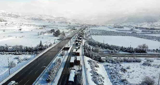 Karda kapanan TAG otoyolunda metrelerce oluşan tır kuyruğu drone ile görüntülendi
