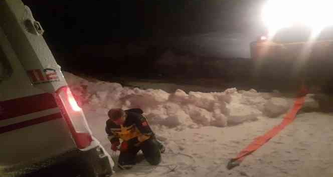Bitlis’te hasta almaya giderken mahsur kalan ambulans kurtarıldı