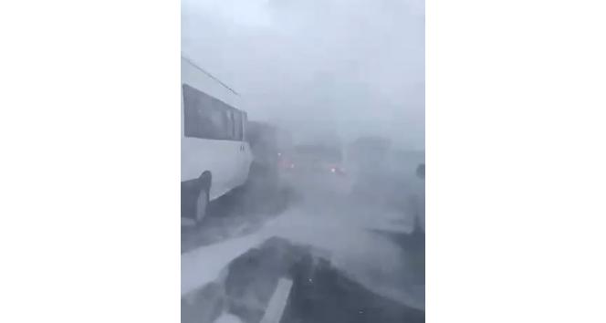 Van’da şehirler arası yollar fırtına ve tipi nedeniyle kapatıldı