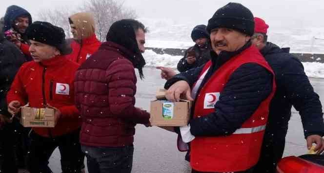 Kızılay TAG otobanında mahsur kalan vatandaşlara kumanya dağıttı