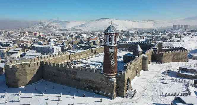 Erzurum’da kar altında kalan tarihi yerler havadan görüntülendi