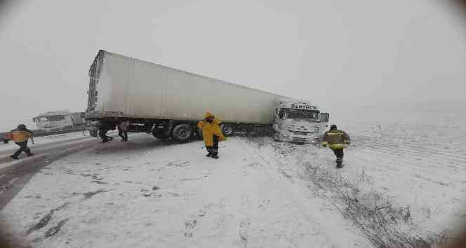 Mardin’de kar nedeniyle trafik kazaları peş peşe geldi