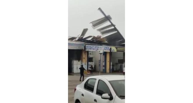 Batman’da şiddetli rüzgar çatıları uçurdu, elektrik tellerini kopardı
