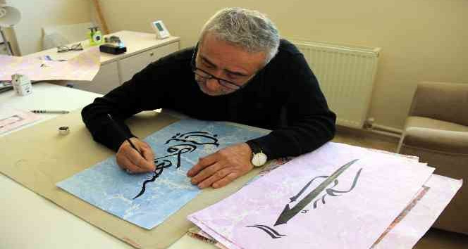 Emekli polis, ebru ve hat sanatını 15 yıldır sabır ve sebat ile sürdürüyor