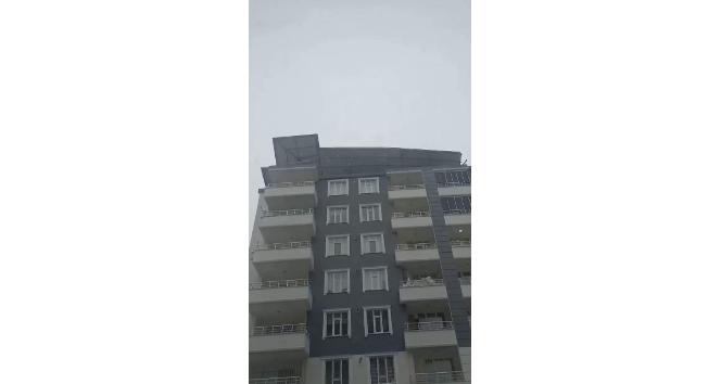 Siirt’te şiddetli rüzgar bir binanın çatısını uçurdu