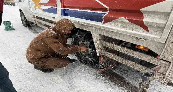 Şırnak’ta yoğun kar yağışı ulaşımı olumsuz etkiledi