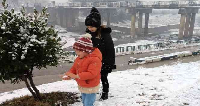 Uzun yıllar sonra Düziçi’ne yağan kar vatandaşları sevindirdi