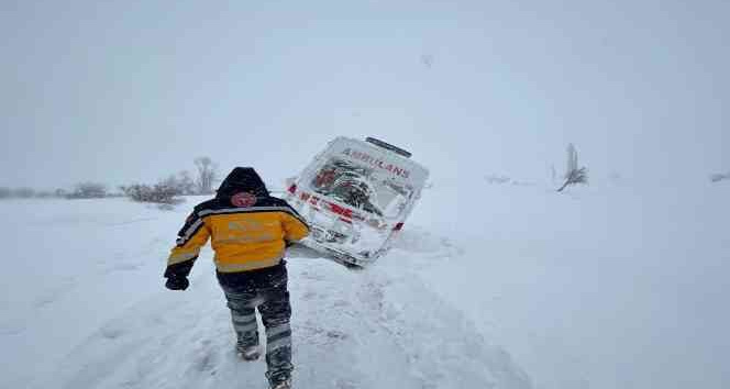 Hasta almaya giderken mahsur kalan ambulans kurtarıldı