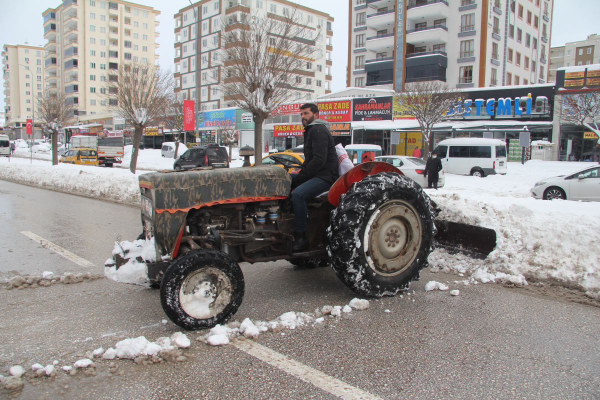 Gaziantep'te vatandaş traktörüyle karları temizledi