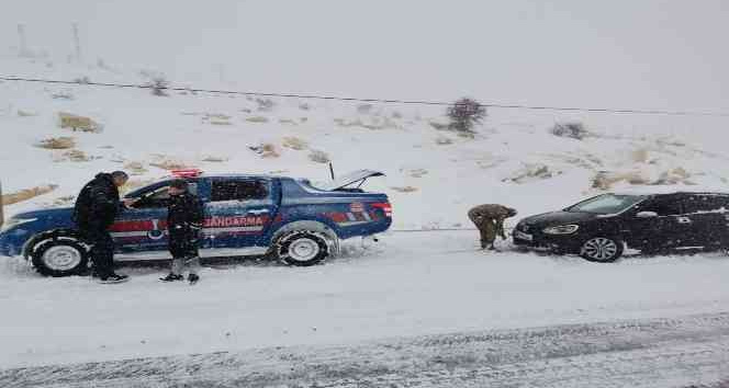 Jandarmadan yolda mahsur kalanlara gıda yardımı
