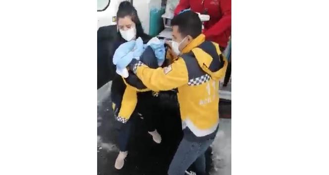 Ambulans helikopter kapanan yolda mahsur kalan bebek için havalandı