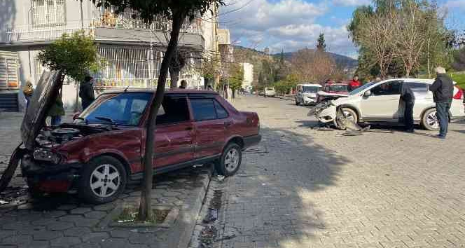 Aydın’da 2 araç kafa kafaya çarpıştı: 1 yaralı