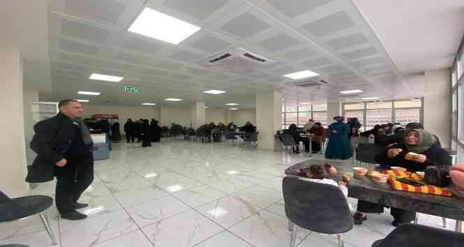 Kar yağışı nedeniyle yolda kalan yolcu otobüsüne yardım seferberliği