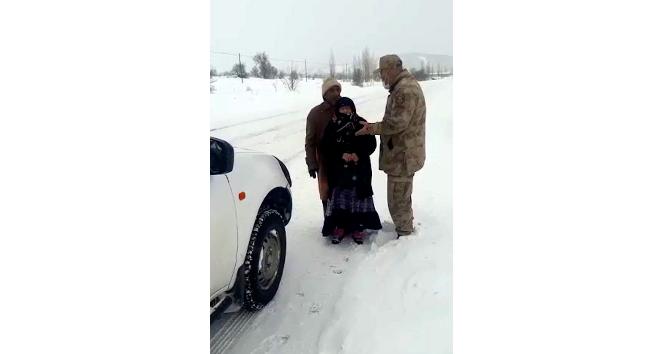 Jandarma yaşlı çifti yolda bırakmadı