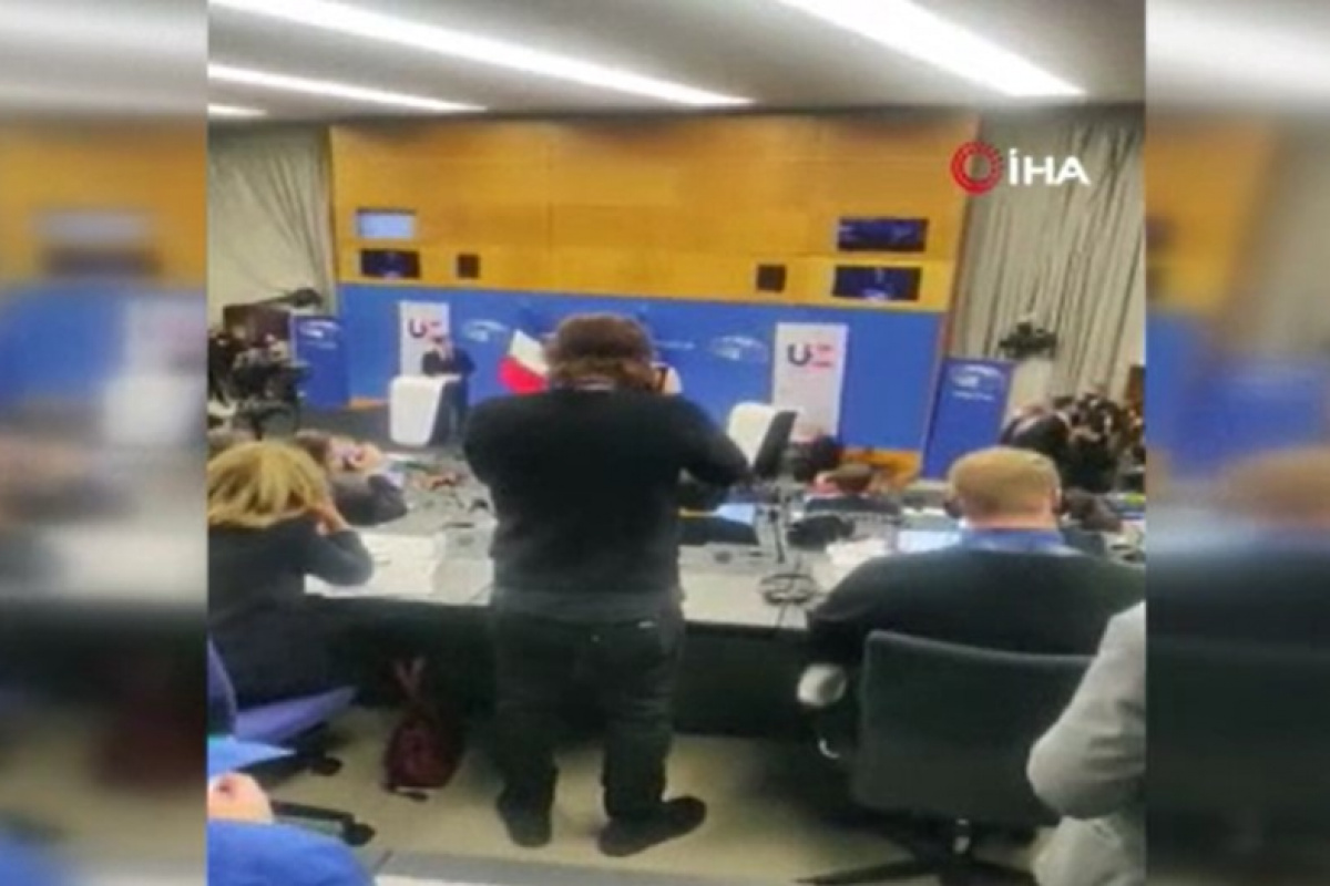 Macron ve AP Başkanı Metsola, soru almayınca gazeteciler salonu terk etti