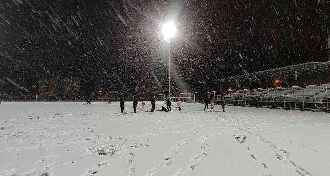 Silopi’de kar yağınca vatandaşlar ilçe stadının yolunu tuttu