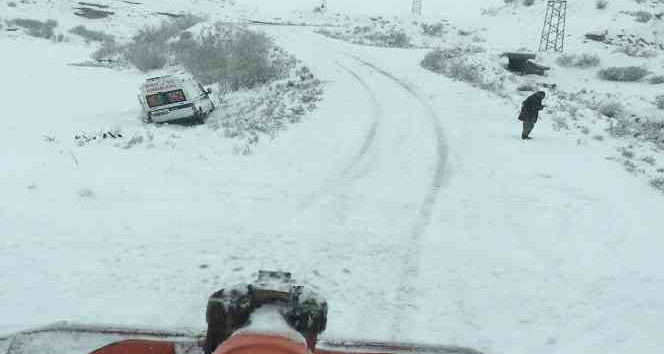 Karlı yolda kontrolden çıkan ambulans tarlaya düştü
