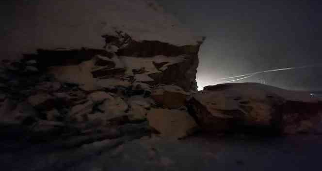 Şırnak’ta dev kayalar ilçe yolunu ulaşıma kapattı