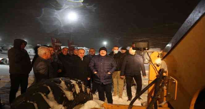 Şırnak Valisi Pehlivan: &quot;70 iş makinesi ve 200 personel ile 7/24 karla mücadele devam ediyor&quot;