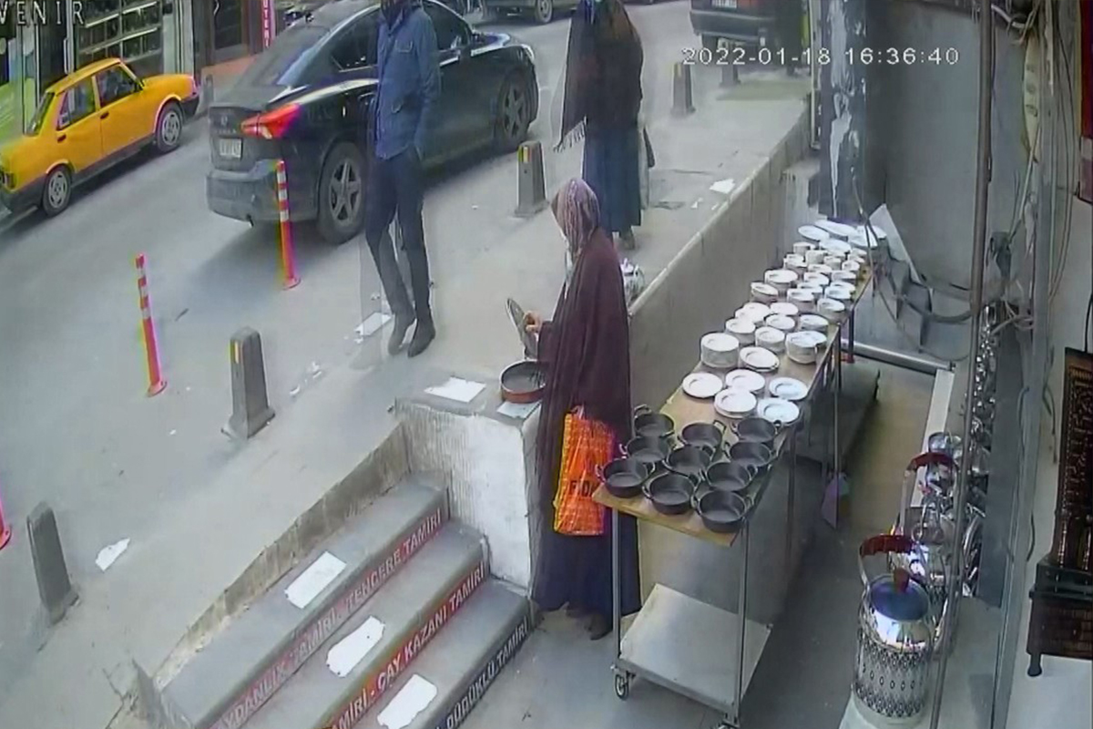 Arnavutköy'de tencere hırsızı güvenlik kamerasında