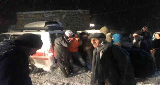 Kar Nedeniyle Ulaşıma Kapanan Mezrada Hastaları Karla Mücadele Ekipleri  Kurtardı - Erzurum